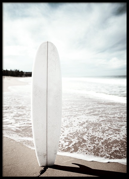 Surfboard on the Beach Poster in der Gruppe Poster / Naturmotive bei Desenio AB (10675)