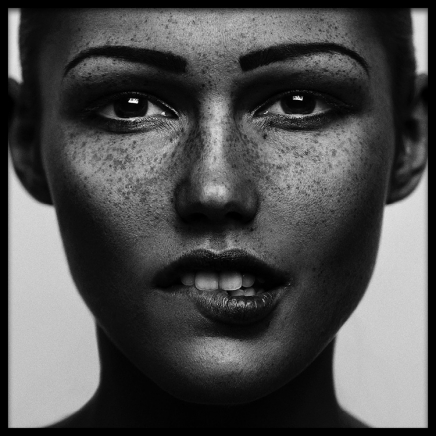 Summer Freckles Poster in der Gruppe Poster / Schwarz-Weiß bei Desenio AB (2530)