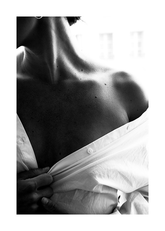  – Schwarz-weiß-Fotografie, die die freie Schulter einer Frau in einem weißen Hemd zeigt