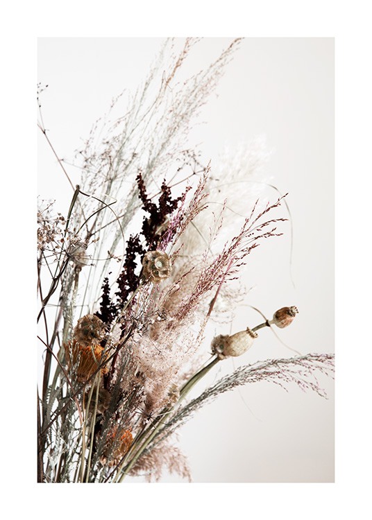  – Fotografie von getrockneten Blumen und Gräsern in einem Blumenstrauß vor einem hellgrauen Hintergrund