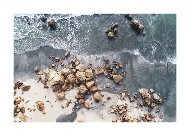  – Fotografie von oben von einer Meeresküste mit Felsen und Felsbrocken am Strand