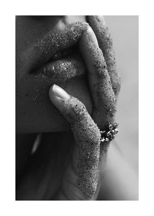  – Schwarz-Weiß-Nahaufnahme einer Frau mit sandigen Lippen und Fingern