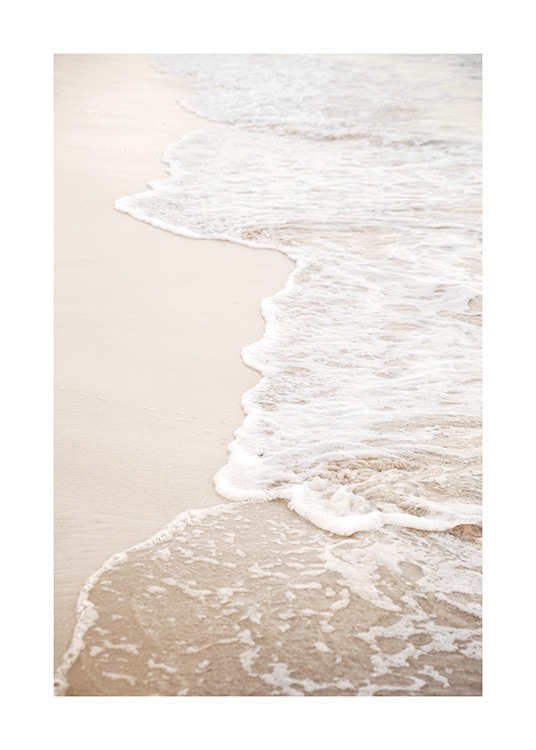  – Fotografie von sanften Wellen, die auf dem Sand auslaufen