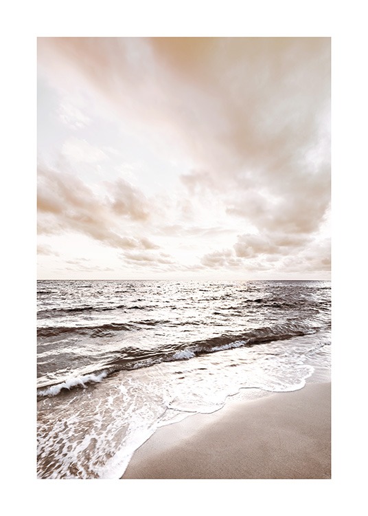  – Fotografie eines ruhigen Meers mit einem Strand im Vordergrund und Wolken im Hintergrund