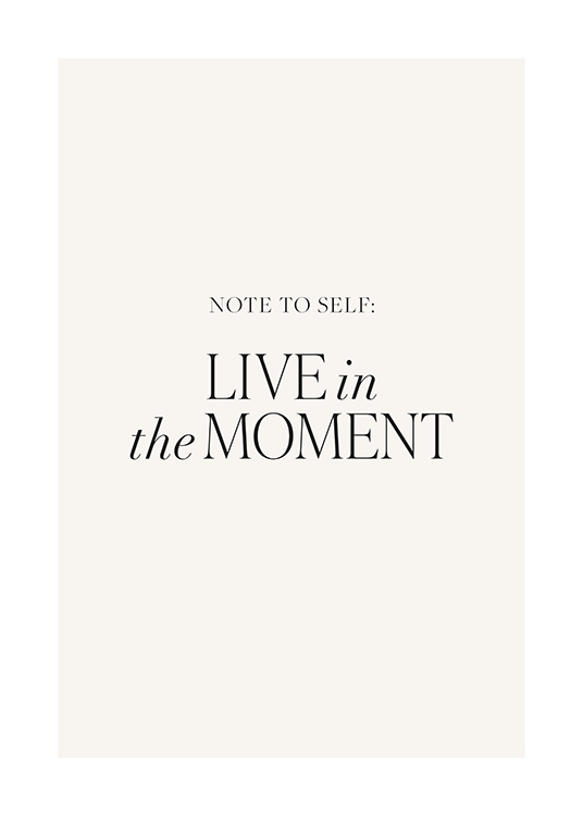  – Der Text „Note to self: Live in the moment“ in schwarzer Schrift auf hellem Hintergrund
