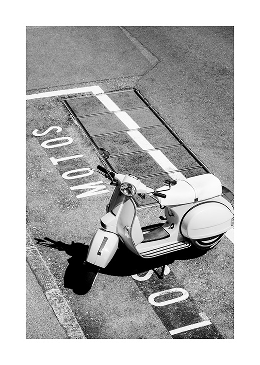 – Schwarz-Weiß-Fotografie eines Retro-Rollers auf einem Parkplatz, dessen Boden mit weißer Schrift markiert ist
