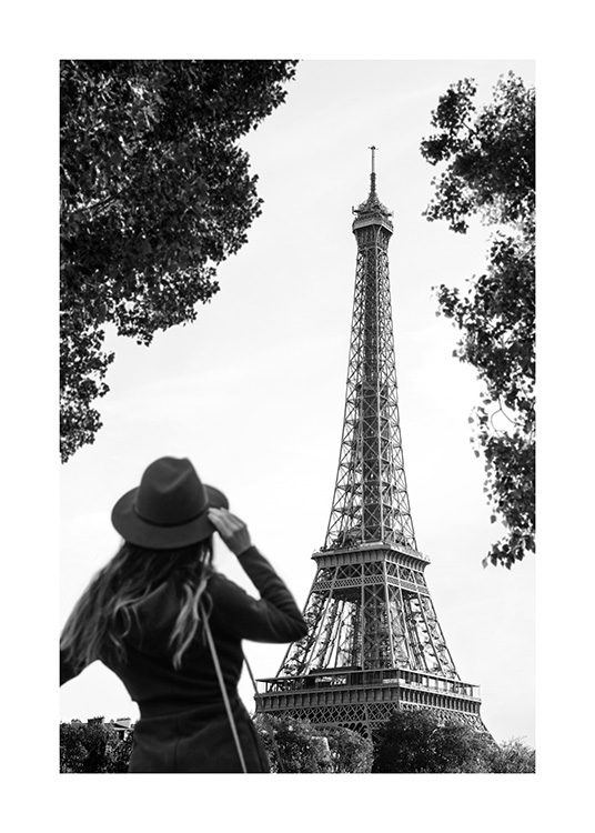 – Poster einer Frau vor dem Eiffelturm