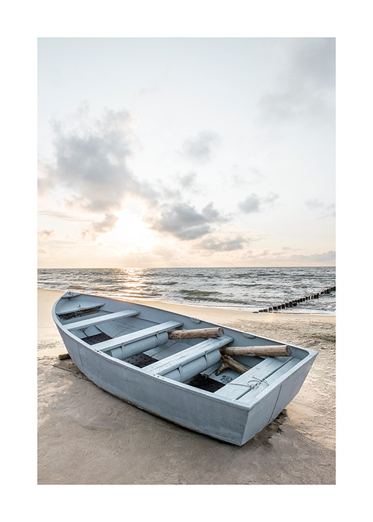 – Fotografie eines Fischerbootes am Strand