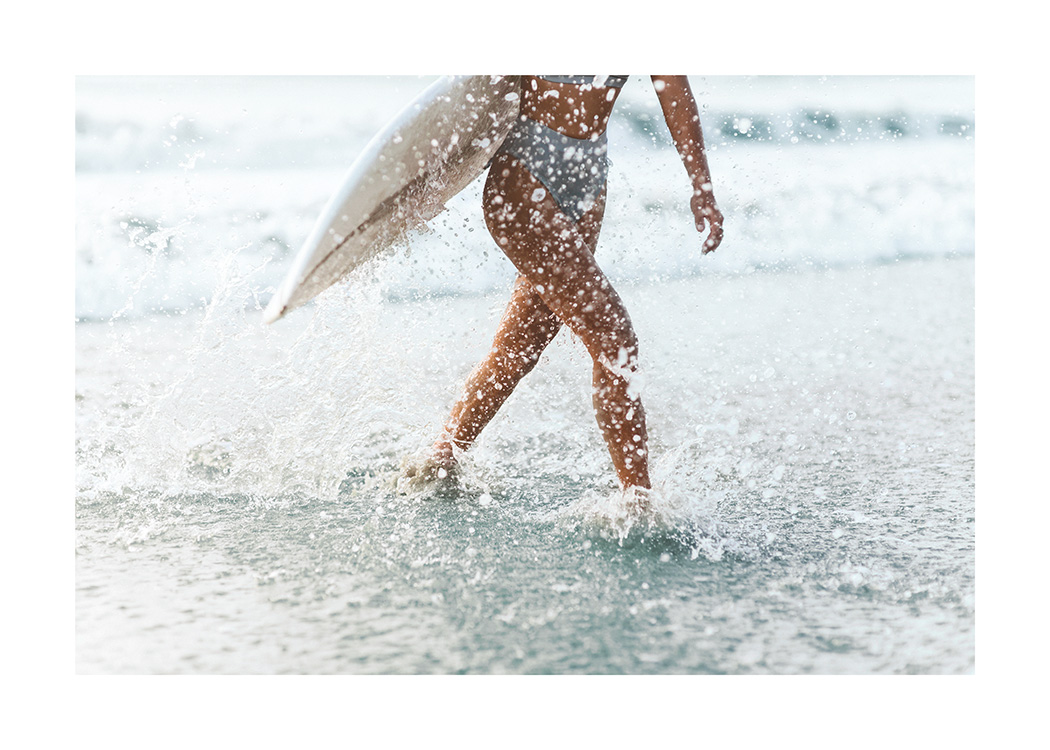 – Poster einer Surferin, die aus dem Wasser läuft