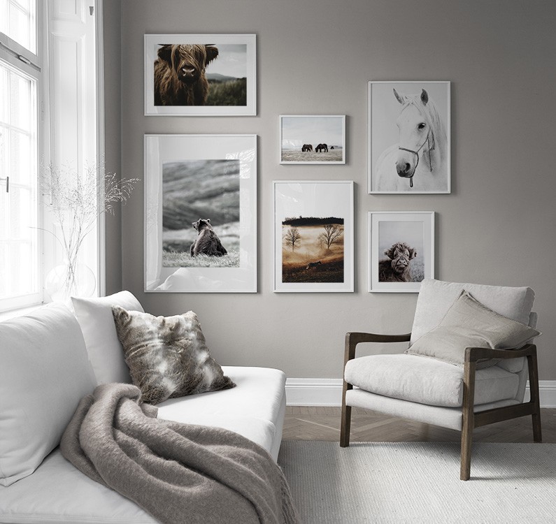 Stilvolles Wohnzimmer mit großer Tiercollage