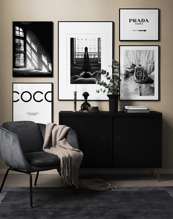 Wohnzimmer mit Schwarz-weiß-Fotos und Textpostern