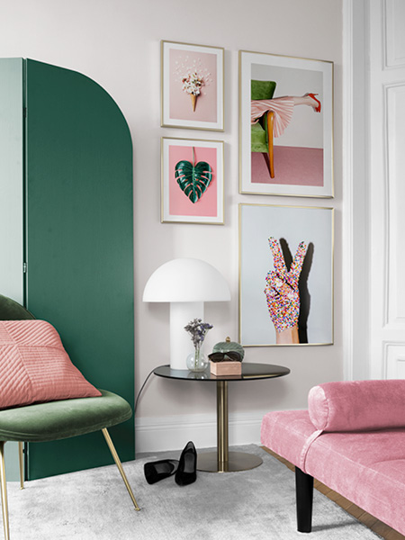 Vier Poster mit Fotografien an der Wand. Fotoposter von Desenio